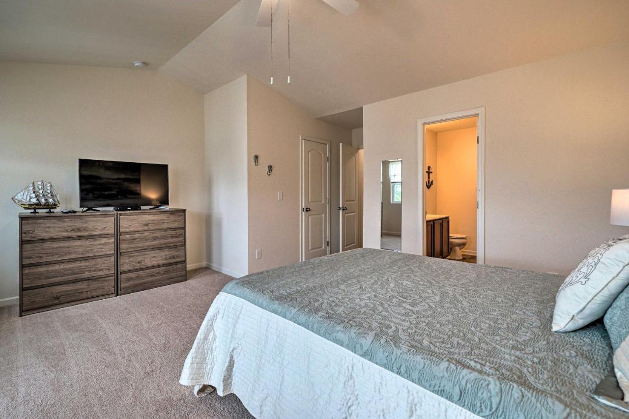 Modern Coastal Condo With Patio 1 Mi To Beaches! Carolina Beach Εξωτερικό φωτογραφία