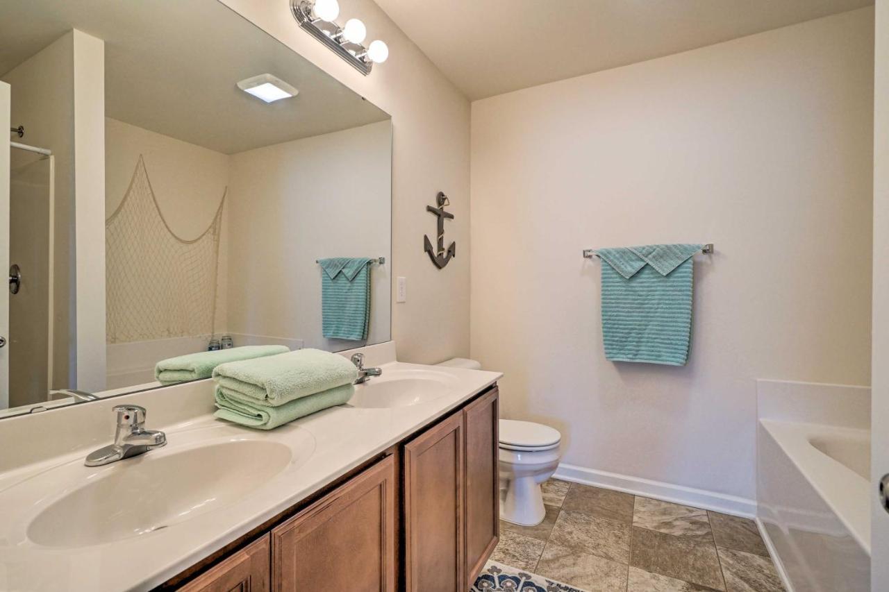 Modern Coastal Condo With Patio 1 Mi To Beaches! Carolina Beach Εξωτερικό φωτογραφία