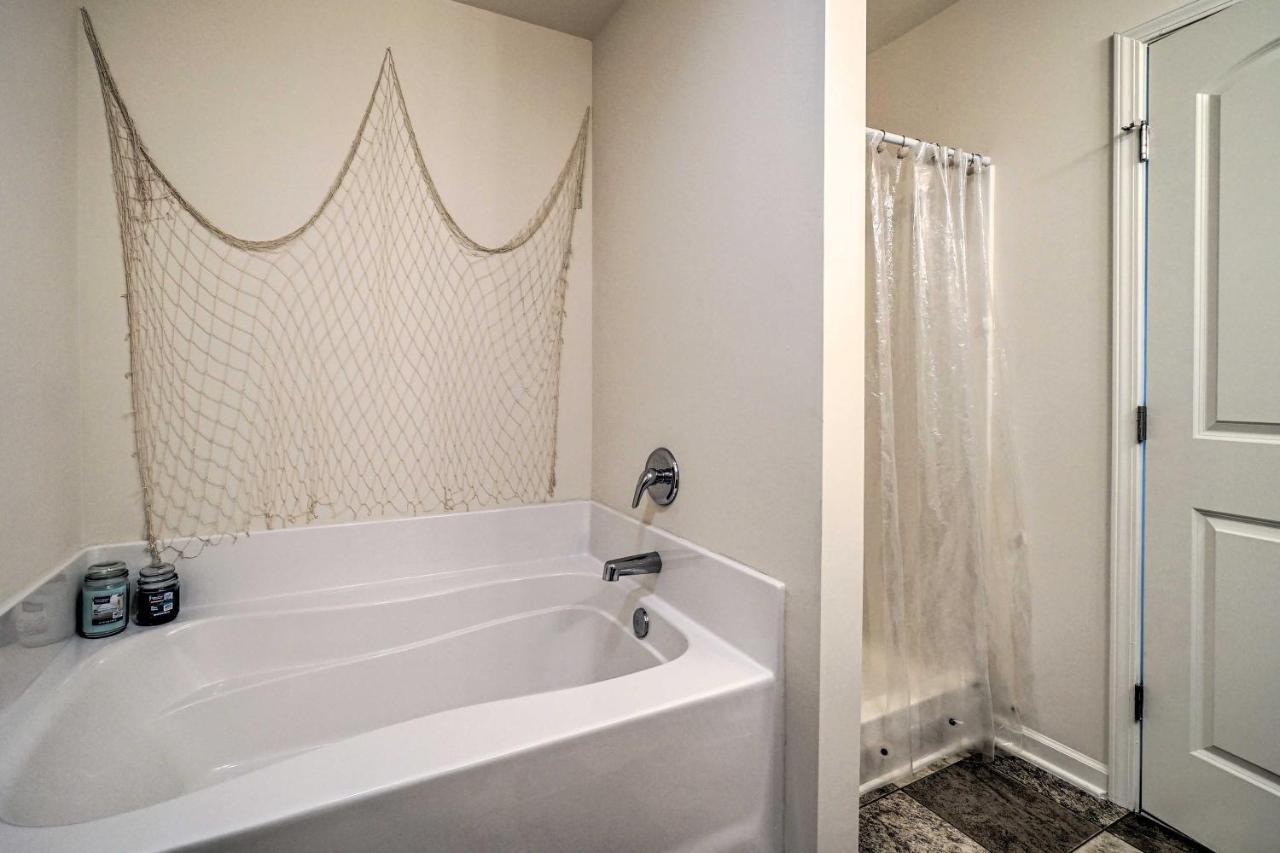 Modern Coastal Condo With Patio 1 Mi To Beaches! Carolina Beach Εξωτερικό φωτογραφία